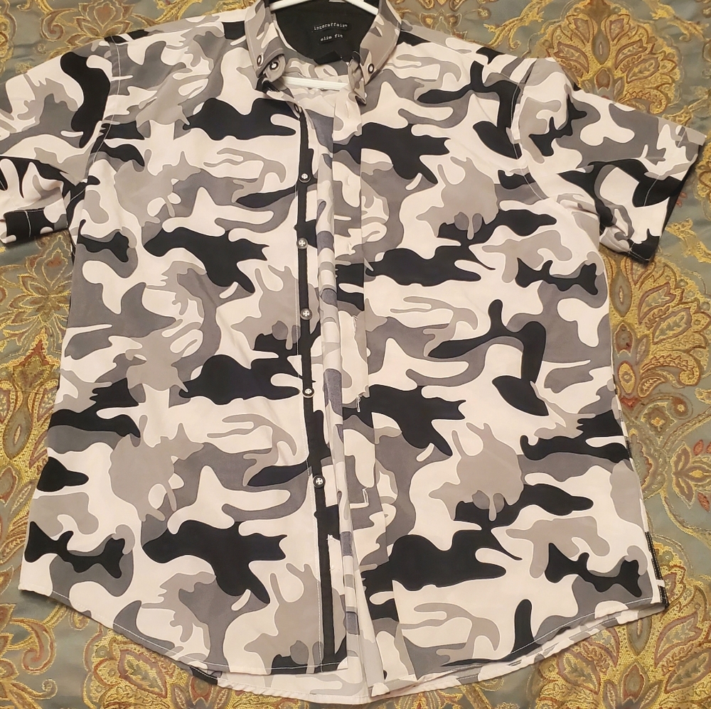 Men's Camo Black and White Slim Fit Button-down Shirt. Size US Large Slim Fit